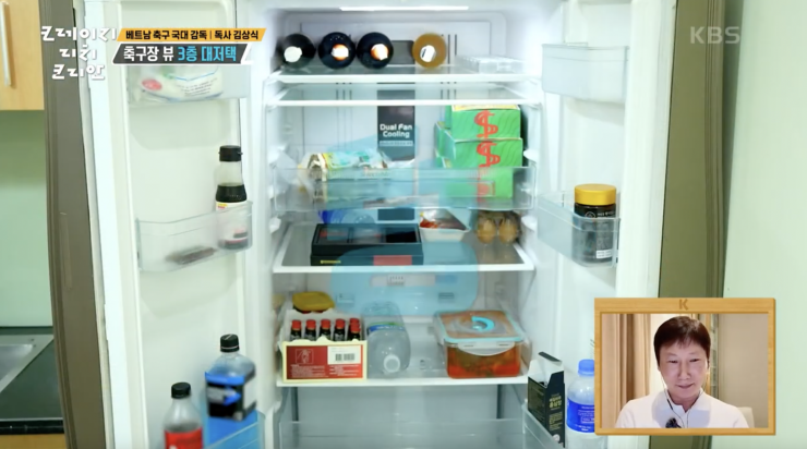 Đặc biệt, xuất hiện trong chương trình của đài KBS (Hàn Quốc) góc bếp của vị HLV người Hàn Quốc còn thể hiện nét văn hóa thú vị khi lưu trữ sự kết hợp ẩm thực giữa hai quốc gia, từ kim chi truyền thống cho tới món bánh chưng Việt Nam.