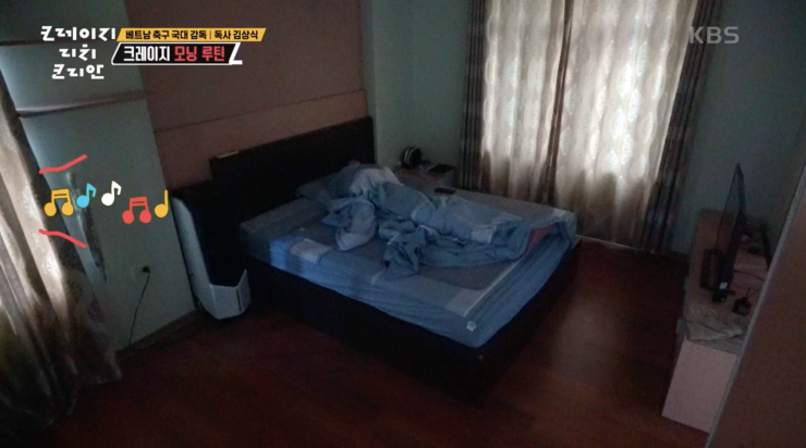Trong khi đó, phòng ngủ của ông Kim lại được bài trí vô cùng gọn gàng, ngăn nắp. Đây không chỉ là nơi nghỉ ngơi mà còn đóng vai trò như một phòng làm việc riêng tư.