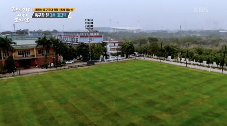 Từ sân thượng căn nhà có thể nhìn ra sân tập của ĐT Việt Nam