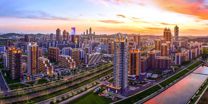 Các tòa chung cư ở quận Hwasong bắt đầu lên đèn.