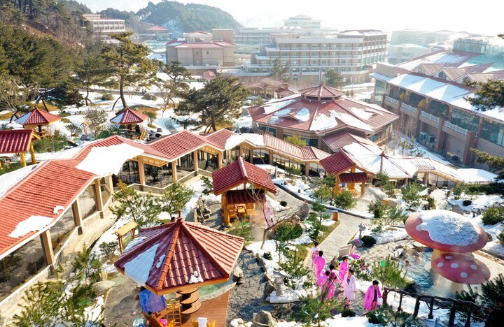 Bể tắm ngoài trời tại khu nghỉ dưỡng Yangdok ở phía bắc tỉnh Nam Pyongan. Khu nghỉ dưỡng này có nhiều hoạt động như trượt tuyết, cưỡi ngựa, tắm suối nước nóng.