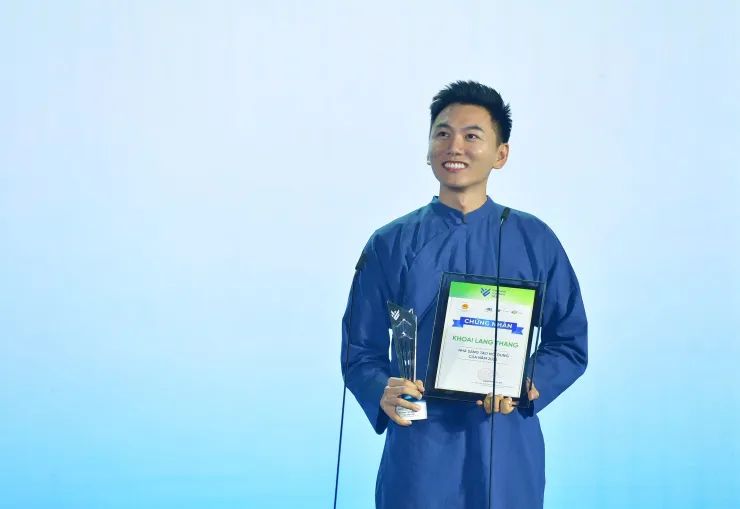 Khoai Lang Thang đoạt giải "Nhà sáng tạo nội dung của năm" tại Vietnam iContent Awards 2025. Ảnh: Thanh Tùng