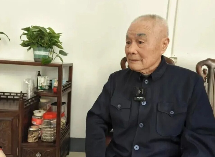 Cụ Wang Chunwen, 98 tuổi, ở Ninh Ba, Chiết Giang đã quyên góp 60 triệu tệ trong 25 năm qua. Ảnh: Sina