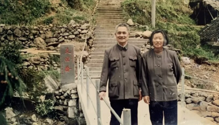 Ông Wang và vợ. Ảnh: Sina
