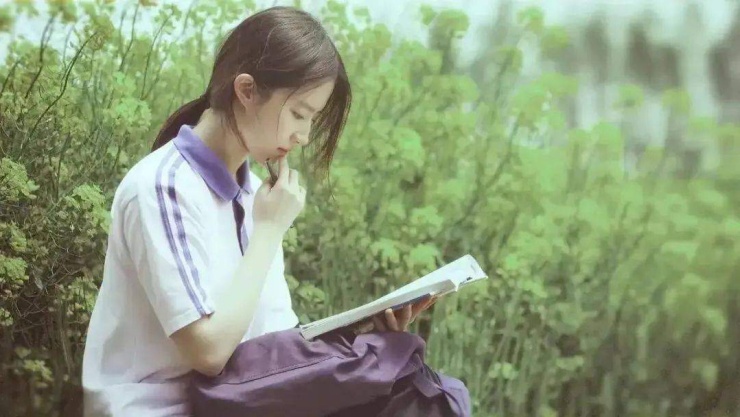 Được biết, nữ diễn viên thừa hưởng thói quen đọc sách từ ông bà và bố mẹ. Những khoảnh khắc đọc sách của cô trong phim lẫn ngoài đời đều khiến fan mê mẩn dù cố có makeup đậm hay không. IG.