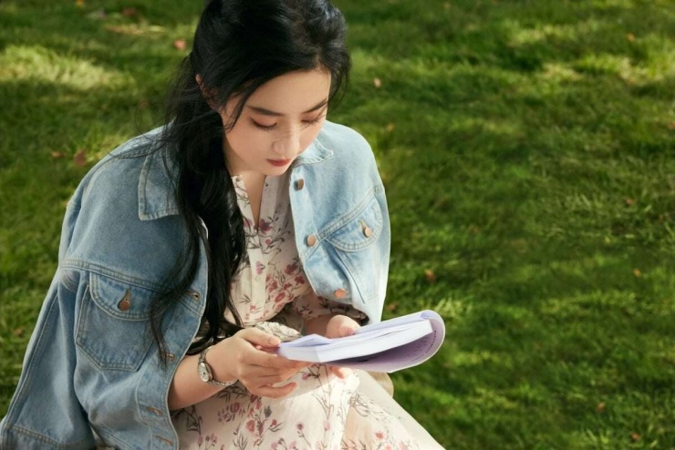 Lưu Diệc Phi duy trì thói quen đọc sách nhiều năm. Weibo