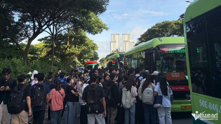 Tại trạm đón KTX Khu B, dòng người xếp hàng dài hàng chục mét, tràn cả xuống lòng đường