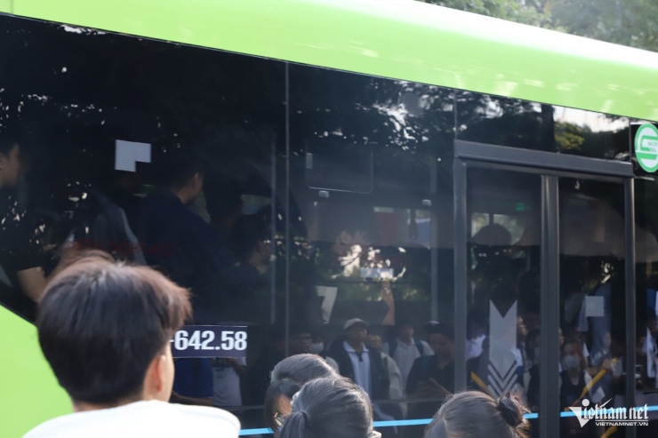 Cảnh nghìn sinh viên vây kín trạm xe buýt TPHCM, cửa vừa mở đã phải lùi lại - 5