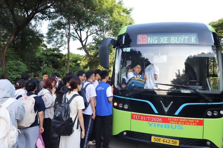 Cảnh nghìn sinh viên vây kín trạm xe buýt TPHCM, cửa vừa mở đã phải lùi lại - 4