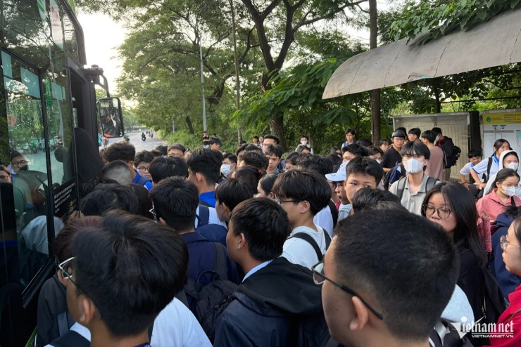 Cảnh nghìn sinh viên vây kín trạm xe buýt TPHCM, cửa vừa mở đã phải lùi lại - 6