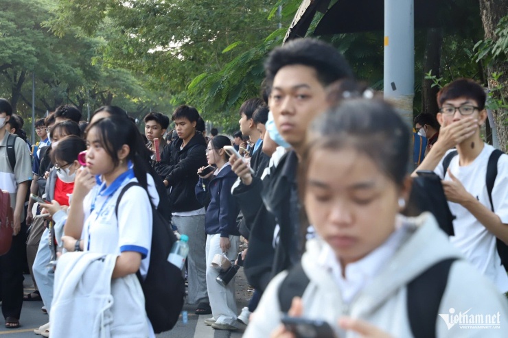 Cảnh nghìn sinh viên vây kín trạm xe buýt TPHCM, cửa vừa mở đã phải lùi lại - 8