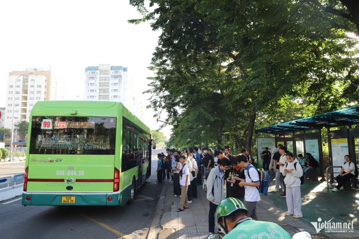 Cảnh nghìn sinh viên vây kín trạm xe buýt TPHCM, cửa vừa mở đã phải lùi lại - 10