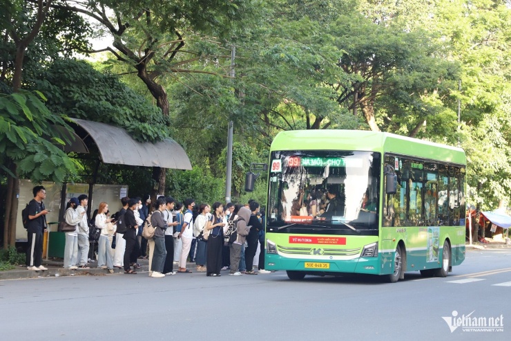 Cảnh nghìn sinh viên vây kín trạm xe buýt TPHCM, cửa vừa mở đã phải lùi lại - 12