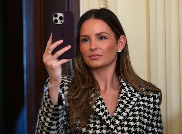 Trợ lý kiêm cố vấn truyền thông Margo Martin của Tổng thống Mỹ Donald Trump tại Nhà Trắng ngày 20/2. Ảnh: AFP
