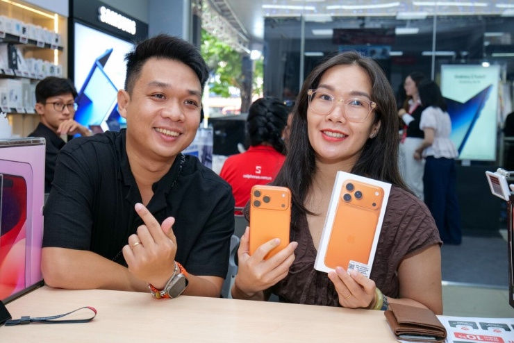 iPhone 17 series ra mắt, lần đầu tiên người dùng tại Việt Nam được sở hữu máy ngay trong ngày Apple mở bán toàn cầu (19/9/2025). Ảnh: CellphoneS