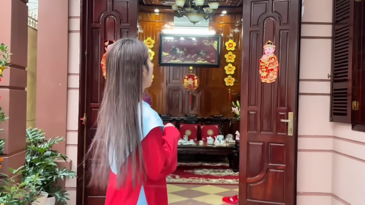 Qua những hình ảnh được Khánh Vy chia sẻ, căn nhà ở Nghệ An không đi theo phong cách hiện đại, tối giản như không gian sống của cô tại thành phố. Ngôi nhà được xây dựng theo kiểu truyền thống, phía trước là khoảng sân rộng, tạo cảm giác khá thoáng, có thể bày cây cảnh hoặc làm nơi đỗ xe. Tạp chí Sức khỏe Cộng đồng đưa tin.