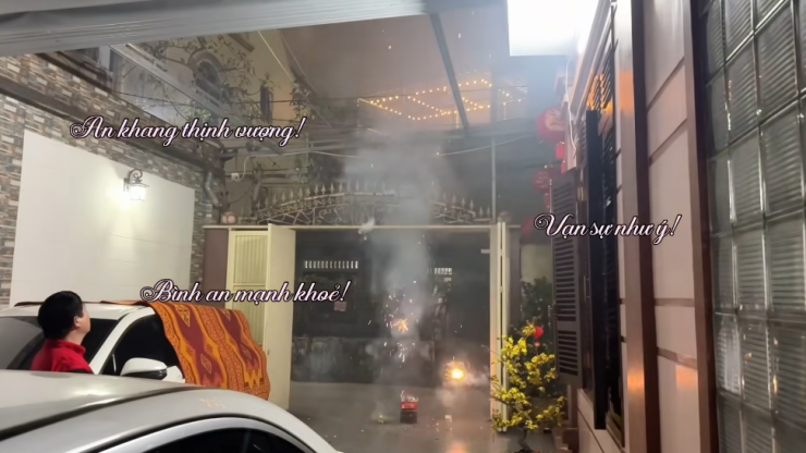 Khoảng sân trước nhà cũng là nơi gia đình có thể cùng nhau sinh hoạt, quây quần mỗi khi đông đủ vào dịp lễ, Tết. Trong những vlog về quê, đây thường là một trong những không gian tạo cảm giác gần gũi nhất khi Khánh Vy trở về nhà.