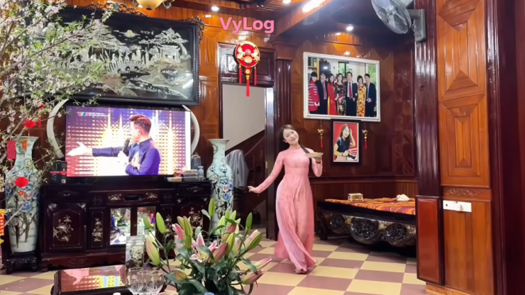 Bên trong nhà, chất liệu gỗ được sử dụng chủ yếu. Từ nội thất cho đến một số chi tiết trong nhà đều mang gam màu trầm, tạo tổng thể ấm cúng và có phần hoài cổ. Không gian được chia thành nhiều khu vực rộng, không có cảm giác chật chội dù cách bài trí không quá cầu kỳ.