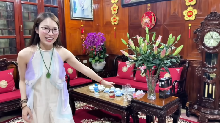 Phòng khách là nơi dễ nhận thấy rõ nhất phong cách của căn nhà. Ngoài những món nội thất bằng gỗ, gia đình còn bày biện nhiều đồ trang trí, đồ cổ, tranh và ảnh gia đình. Các bức ảnh gia đình được đặt ở nhiều vị trí, tạo nên những góc quen thuộc thường xuyên xuất hiện trong vlog của Khánh Vy.