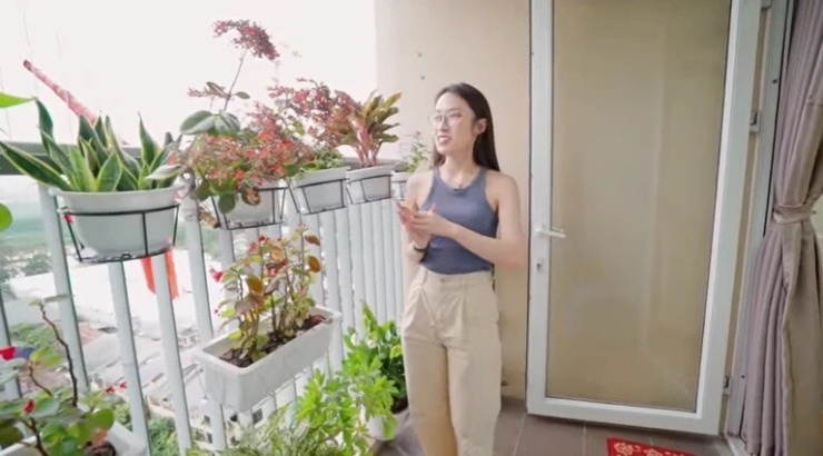 Ban công căn hộ của Khánh Vy được phủ nhiều cây xanh và hoa.
