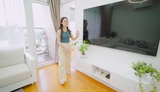 Phòng khách có một chiếc tivi cỡ lớn.