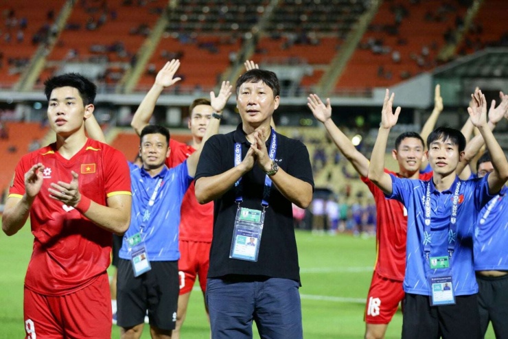 HLV Kim Sang-sik sẽ phải hy vọng không có thêm học trò nào chấn thương tại vòng 2 V.League 2026/2027. Ảnh: VFF