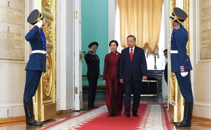 Tổng Bí thư, Chủ tịch nước và phu nhân dự lễ đón. Ảnh: Điện Kremlin