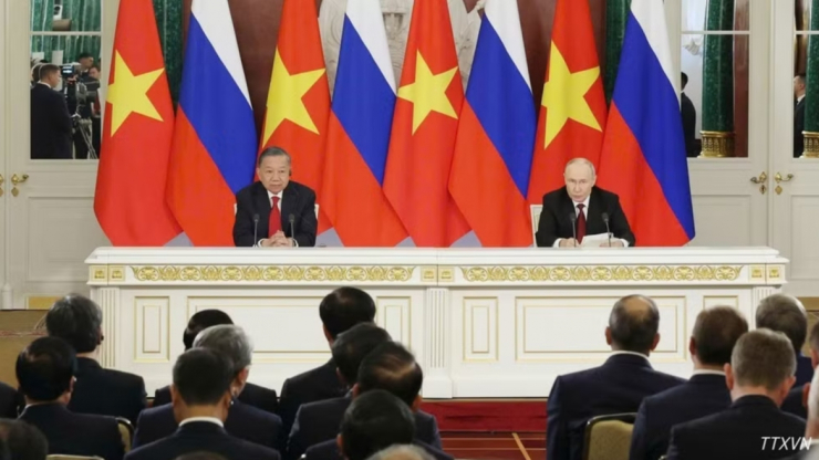 Tổng Bí thư, Chủ tịch nước Tô Lâm và Tổng thống Nga Vladimir Putin họp báo chung. (Ảnh: Thống Nhất/TTXVN)