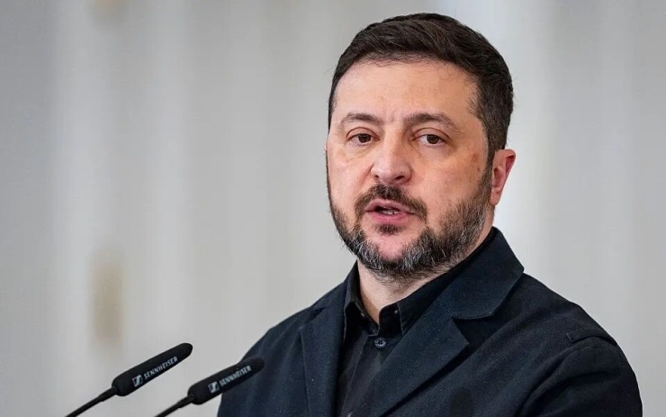 Máy bay chở Tổng thống Ukraine Zelensky suýt bị UAV đâm trúng khi cất cánh - 1