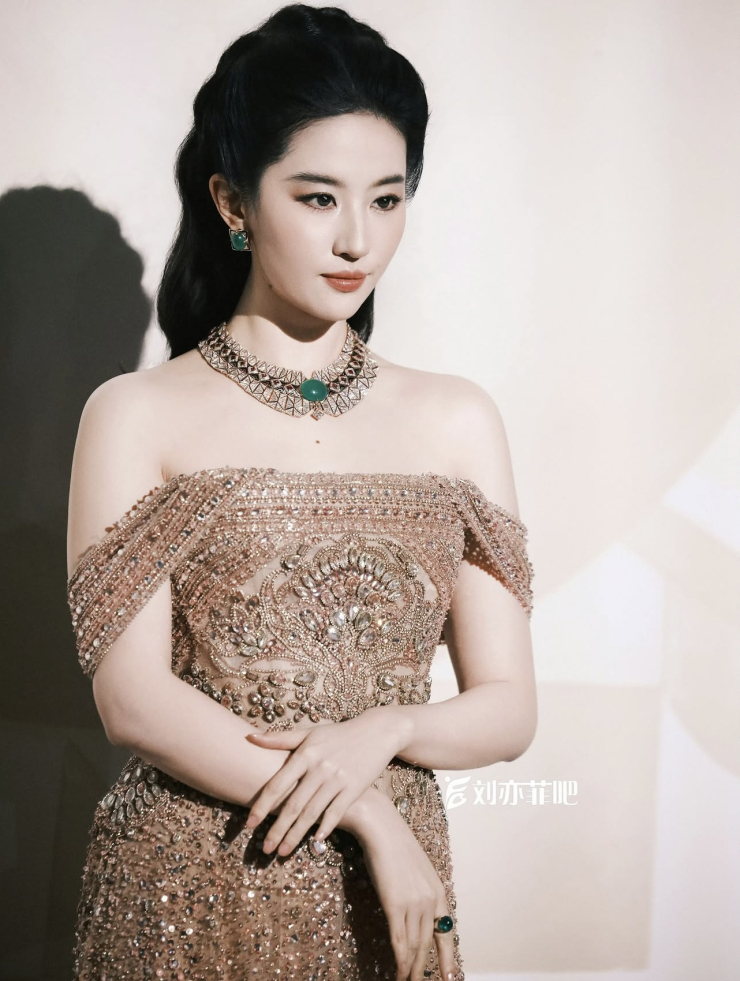  Lưu Diệc Phi lộng lẫy như nữ hoàng tại một sự kiện của trang sức và thời trang xa xỉ tại Thượng Hải (Trung Quốc).