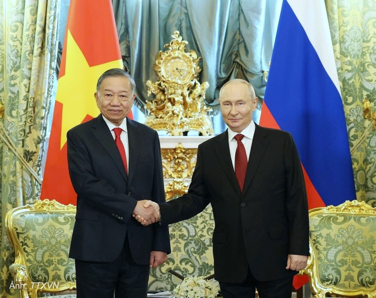 Tổng Bí thư, Chủ tịch nước Tô Lâm và Tổng thống Nga Vladimir Putin chụp ảnh chung trước hội đàm. Ảnh: TTXVN