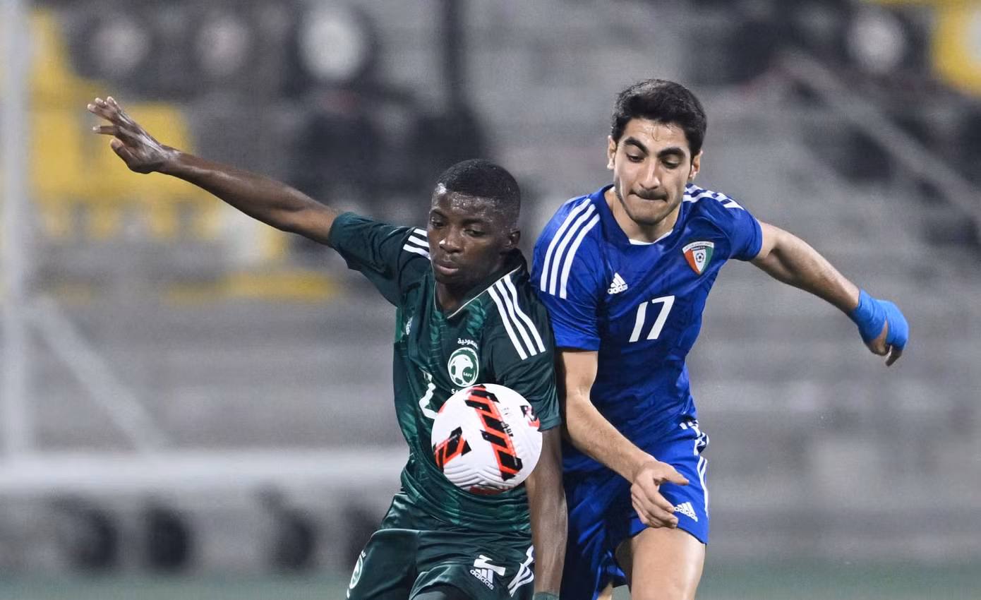 Talal Al-Qaisi (phải) là tiền đạo quan trọng của U23 Kuwait