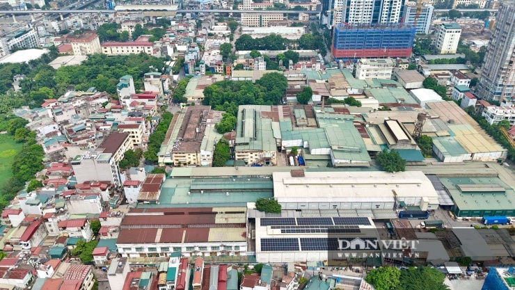 Được khởi công xây dựng từ năm 1958 tại Hạ Đình, Nhà máy Bóng đèn Phích nước Rạng Đông chính thức được thành lập vào ngày 24/2/1961. Đây từng là một trong những nhà máy đầu tiên của Việt Nam sản xuất bóng đèn và phích nước, được xây dựng trong giai đoạn Hà Nội bắt đầu phát triển các cơ sở công nghiệp.