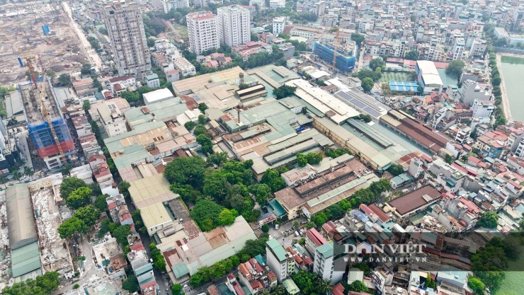 Hiện nay, trên khu đất rộng khoảng hơn 5,7ha tại số 87-89 phố Hạ Đình, phường Khương Đình (Hà Nội) là hàng loạt dãy nhà xưởng, công trình sản xuất và hệ thống hạ tầng phục vụ hoạt động của Công ty CP Bóng đèn Phích nước Rạng Đông.