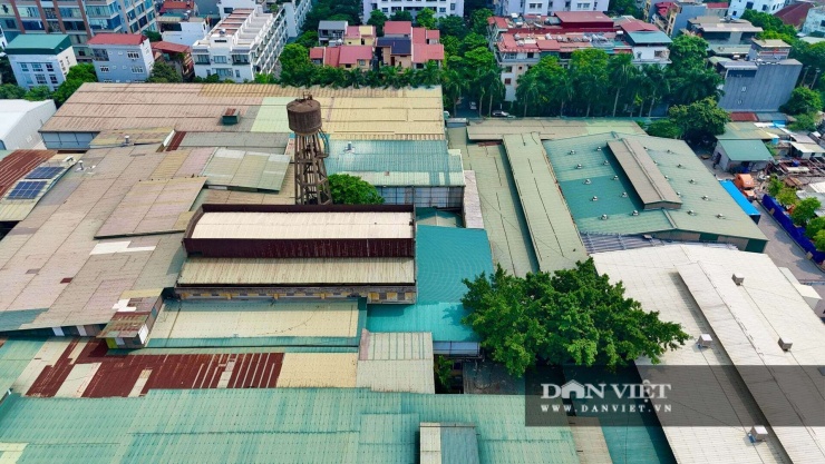 Thời điểm được xây dựng, Nhà máy Rạng Đông nằm trong khu vực tập trung nhiều cơ sở công nghiệp của Hà Nội, đến nay quá trình đô thị hóa nhanh chóng đã khiến khu đất này gần như nằm giữa một khu dân cư đông đúc.
