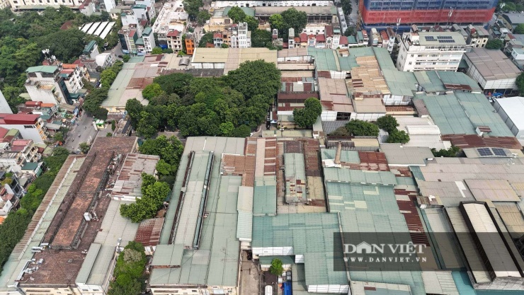 Những mái nhà xưởng rộng lớn, kéo dài nối tiếp nhau tạo thành một không gian công nghiệp có quy mô lớn. Xen giữa các khu nhà là đường nội bộ, cây xanh và các công trình phục vụ sản xuất.&nbsp;