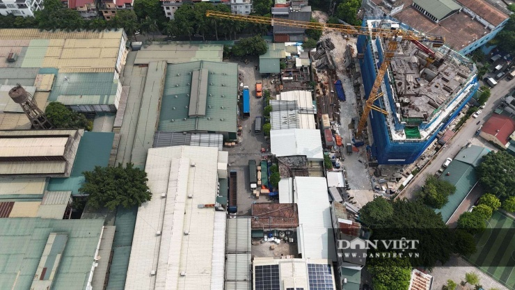 Những dãy nhà xưởng rộng lớn nằm sát khu dân cư, trong khi chỉ cách hàng rào nhà máy không xa là những con ngõ nhỏ và nhà cửa ken đặc. Bao quanh Nhà máy Rạng Đông là những ngôi nhà dân san sát, nhiều tòa chung cư, công trình văn phòng và các dự án mới. 