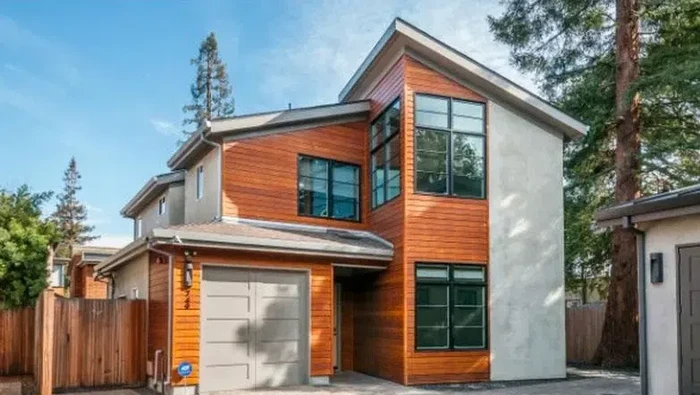 Căn nhà của Tim Cook tại Palo Alto có quy mô khoảng 200 m2, thiết kế hai tầng với mặt tiền kết hợp gỗ, tường sáng màu và garage bố trí phía trước. Ảnh: Detik
