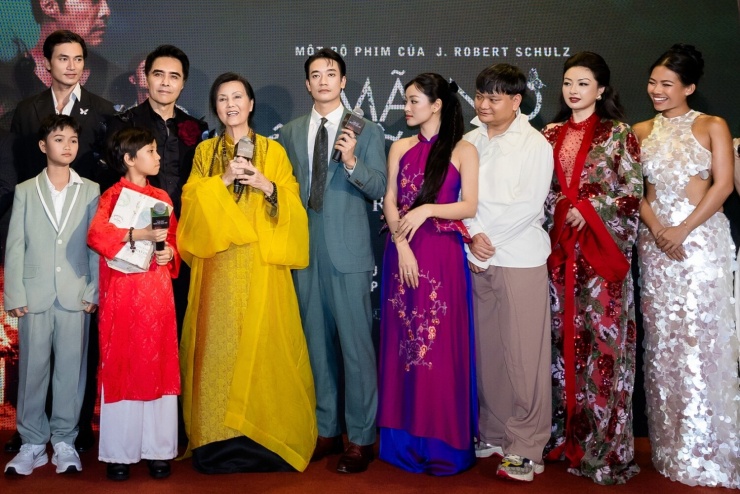Nhà sản xuất Daniel K. Winn (hàng sau, thứ hai từ trái qua), nghệ sĩ Kiều Chinh (áo dài vàng) - đóng bà nội nhân vật chính, trên thảm đỏ buổi công chiếu tối 8/9. Ảnh: Đoàn phim cung cấp