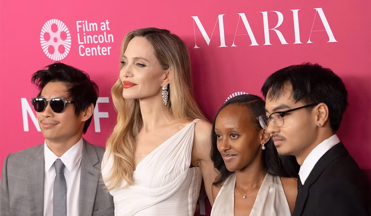 Maddox, Pax Thiên và Zahara chụp ảnh cùng mẹ trong buổi ra mắt phim Maria. Ảnh: WireImage.