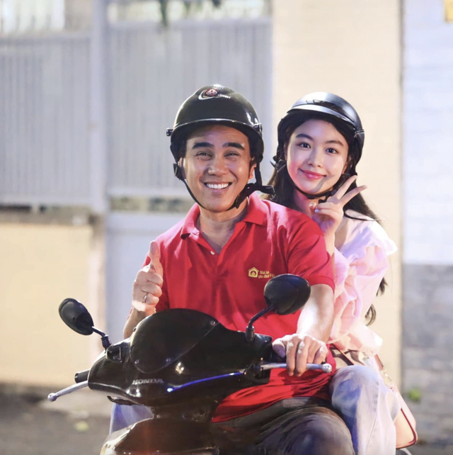 Lọ Lem cũng có khoảnh khắc ngồi sau xe máy của ba gây sốt MXH (Ảnh: FBNV)