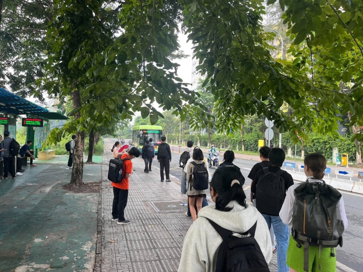 Trạm đón trả khách không còn hiện tượng sinh viên tràn xuống lòng đường. Ảnh: AH