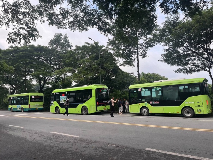 Khung cảnh chờ xe buýt trở nên dễ thở hơn nhiều so với ngày cao điểm hôm qua. Ảnh: AH