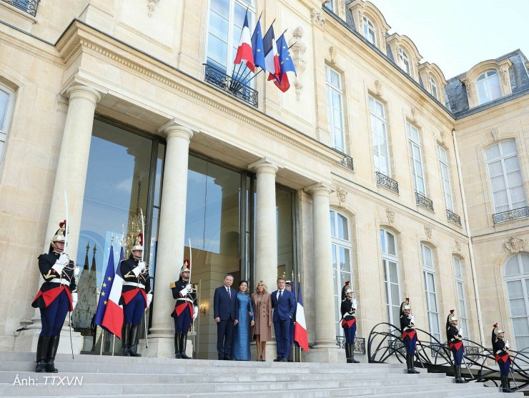 Tổng Bí thư, Chủ tịch nước Tô Lâm và phu nhân cùng Tổng thống Macron và phu nhân tại Điện Elysee chiều 10/9. Ảnh: TTXVN