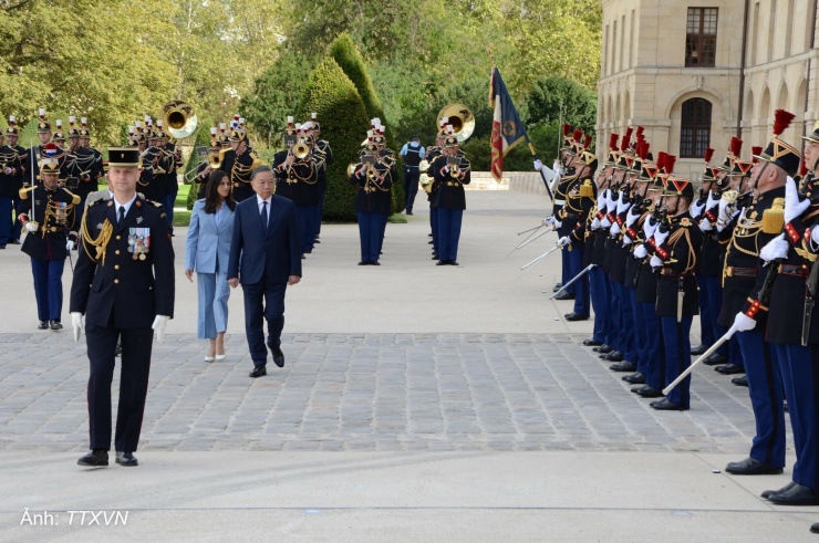 Tổng Bí thư, Chủ tịch nước duyệt đội danh dự trong lễ đón tại Điện Invalides chiều 10/9. Ảnh: TTXVN