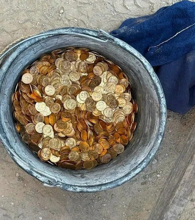 Một trong những người thợ xây cho biết ban đầu họ nghĩ đó là đồng xu 1 euro. Ảnh: Cảnh sát Dendermonde