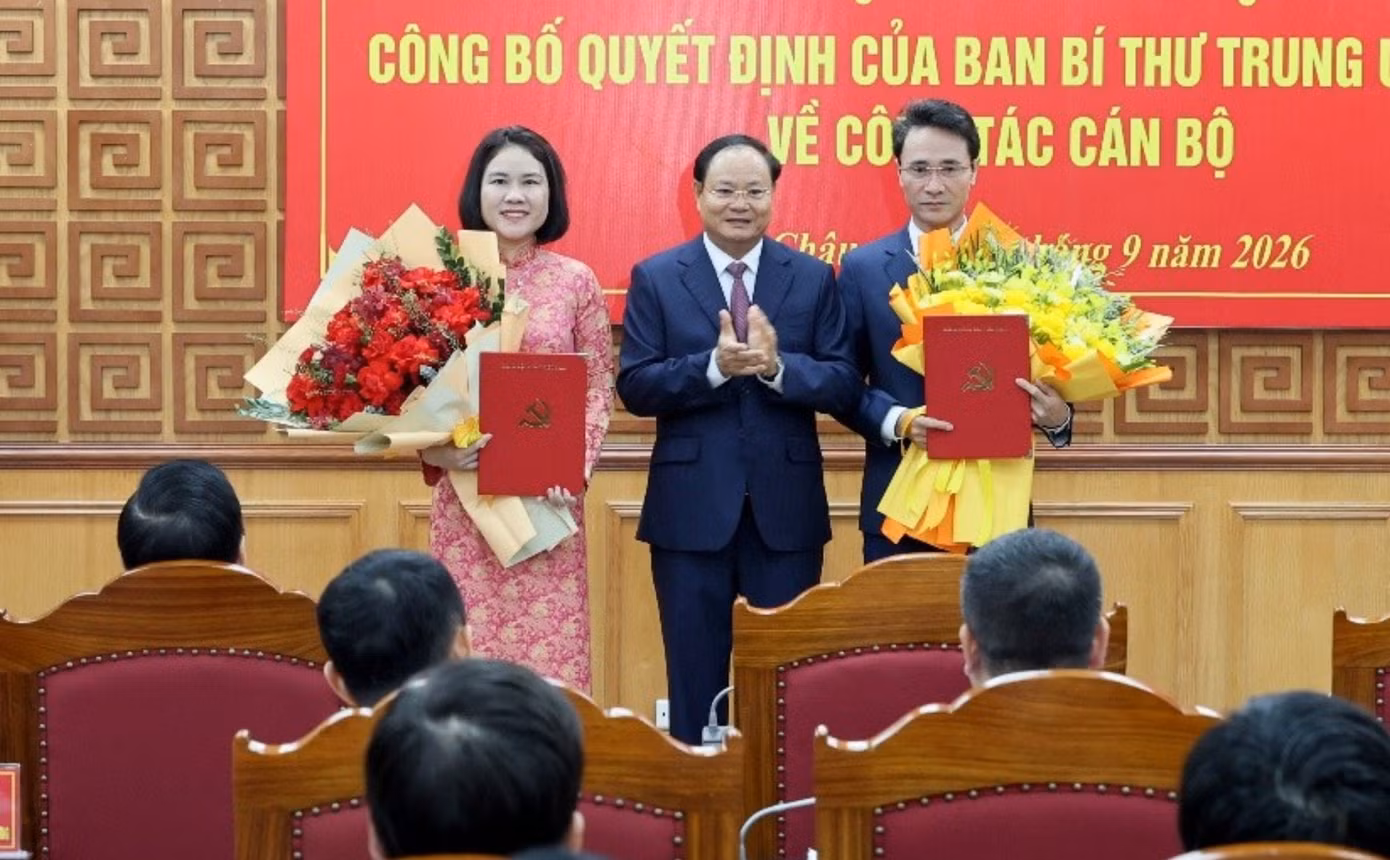 Ông Lê Minh Ngân - Bí thư Tỉnh ủy, Chủ tịch HĐND tỉnh trao quyết định của Ban Bí thư và chúc mừng ông Hà Trọng Hải và bà Đào Thị Lan Anh. Ảnh: Báo và PTTH Lai Châu