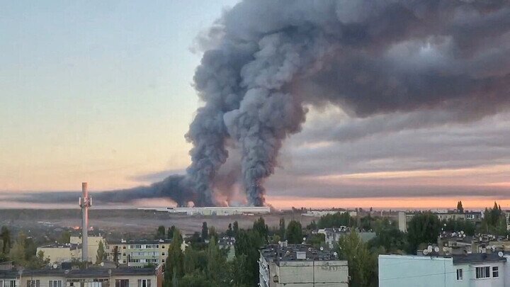 Một kho hàng của Ozon ở Saratov bốc cháy dữ dội sau một cuộc tấn công của Ukraine. (Ảnh: The Moscow Times)
