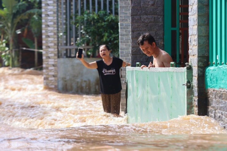 Nước như thác tràn vào khu dân cư ở Biên Hòa - 7