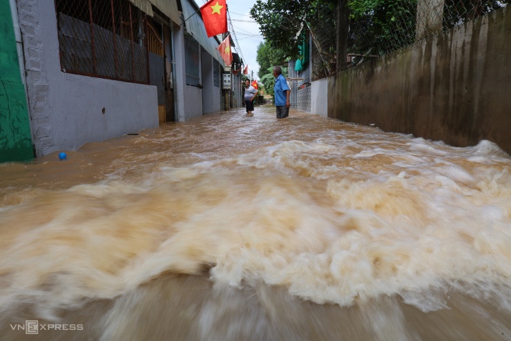 Nước như thác tràn vào khu dân cư ở Biên Hòa - 6